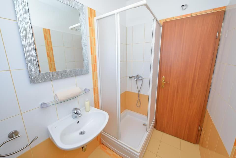 Sreca Apartment Near Beach With Bbq Бибине Екстериор снимка