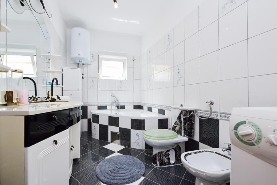 Sreca Apartment Near Beach With Bbq Бибине Екстериор снимка