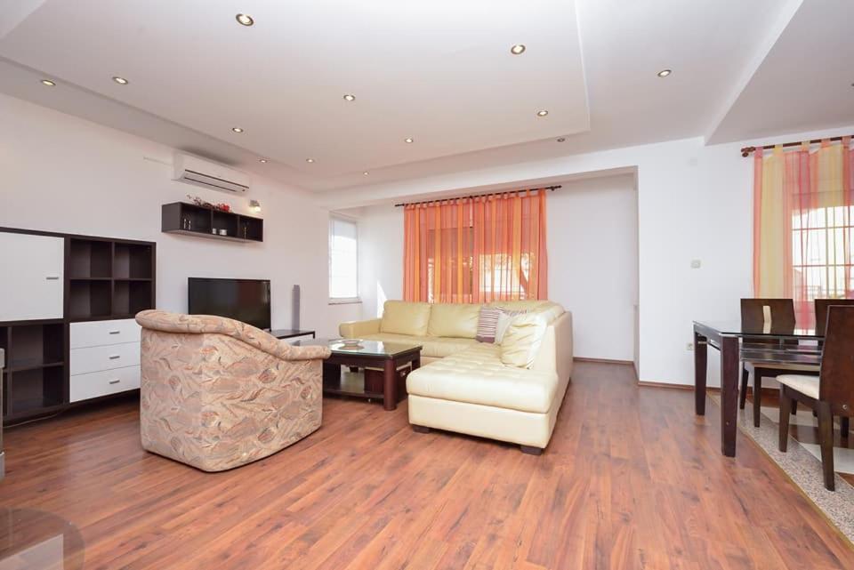 Sreca Apartment Near Beach With Bbq Бибине Екстериор снимка
