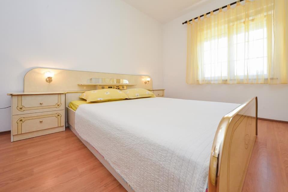 Sreca Apartment Near Beach With Bbq Бибине Екстериор снимка