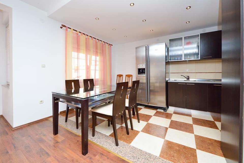 Sreca Apartment Near Beach With Bbq Бибине Екстериор снимка