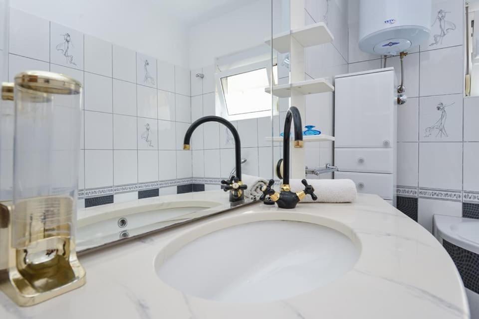 Sreca Apartment Near Beach With Bbq Бибине Екстериор снимка