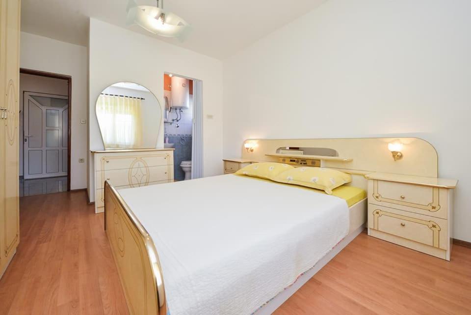 Sreca Apartment Near Beach With Bbq Бибине Екстериор снимка